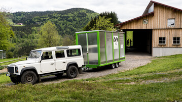 Die mobile Schlachteinheit ermglicht es, Rinder direkt auf dem Hof zu schlachten. So entfallen Verladen und Transport, beides ist hufig mit groem Stress fr die Rinder verbunden. 