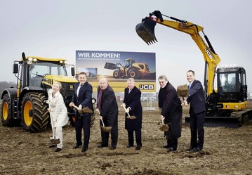 Groer Bahnhof in Frechen: Der Spatenstich fr die neue Deutsch-land-Zentrale von JCB: (v.l.) Frechens stellv. Brgermeisterin Susanne Stupp; JCB-CEO Grame MacDonald, Brgermeister Hans-Willi Meier, JCB-Chairman Lord Bamford, Landrat Michael Kreuzberg und JCB Deutschland Geschftsfhrer Frank Zander