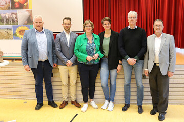 Die Akteure auf der Fachtagung blicken trotz aller Unsicherheiten am Milchmarkt nach vorn (v.l.): Karl Endri, Kreisvorsitzender beim Bauernverband Biberach-Sigmaringen; Carsten Hmmer, Hochschule Weihenstephan-Triesdorf; Roswitha Geyer-Fler, LBV-Vizeprsidentin; Julia Kehrle, Rinderberatungsdienst Ravensburg; Jrg van Loock, Geschftsfhrer der Milchwerk Bad Wrishofen GmbH und Horst Wenk, stellvertretender Hauptgeschftsfhrer beim Landesbauernverband (LBV).