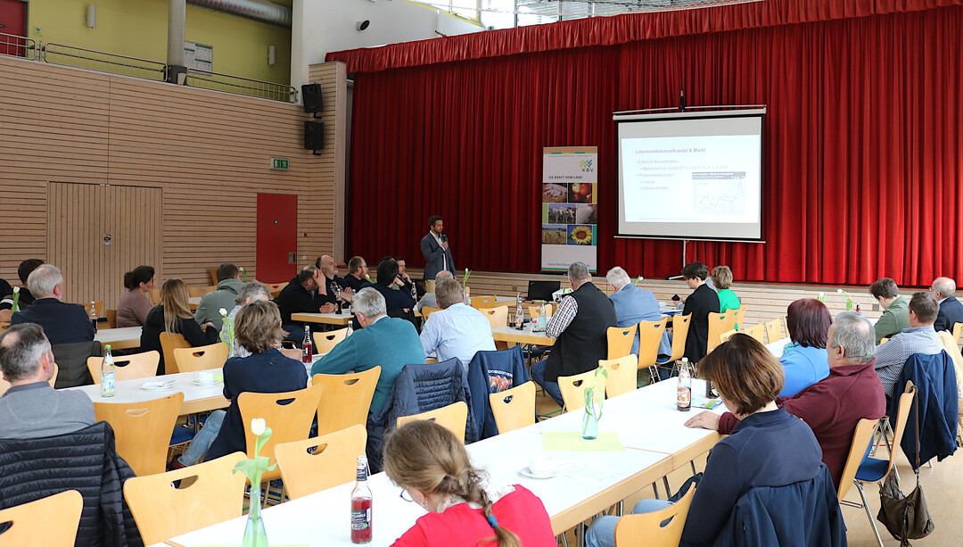 In der Studie Perspektiven der Milchproduktion und -verarbeitung in Deutschland bis 2030, an der Carsten Hmmer von der Hochschule Weihenstephan-Triesdorf mitgearbeitet hat, warnen die Autoren vor einem Einbruch der Milcherzeugung in Deutschland.