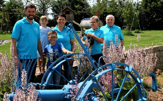 Die drei Generationen der Familie Mller auf dem Allgu-Hof geben ein starkes Team ab: Das Bild zeigt (v. r.) die Groeltern Hubert und Barbara Mller sowie Schwiegertochter Andrea Mller und Sohn Michael Mller mit den Kindern Jule und Luca.  