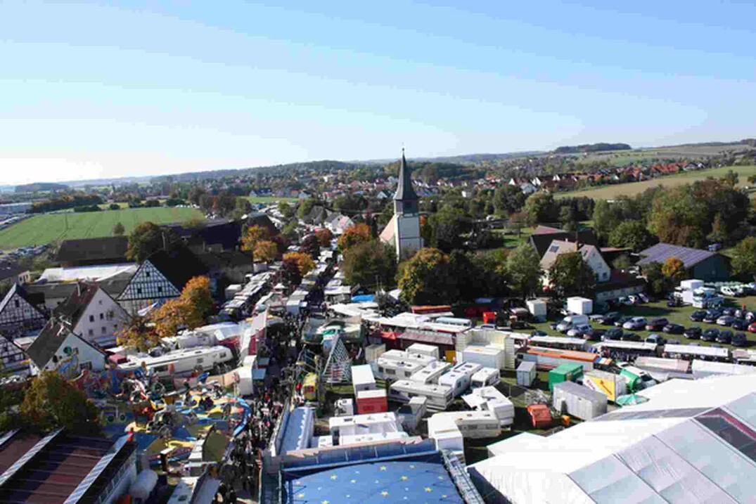 Blick vom Riesenrad auf das bunte Treiben in Musdorfs Gassen und auf die Fahrgeschfte. Jedes Jahr aufs Neue zieht  die Muswiese mit ihrem besonderen Flair Jung und Alt in ihren Bann. 