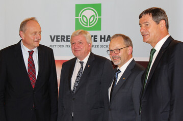 Mitgliederversammlung und Jubilumsfeier mit (v.l.n.r.): Joachim Rukwied (Prsident Deutscher Bauernverband), Volker Bouffier (Hessischer Ministerprsident), Klaus Mugele (Aufsichtsratsvorsitzender) und Dr. Rainer Langner (Vorstandsvorsitzender).