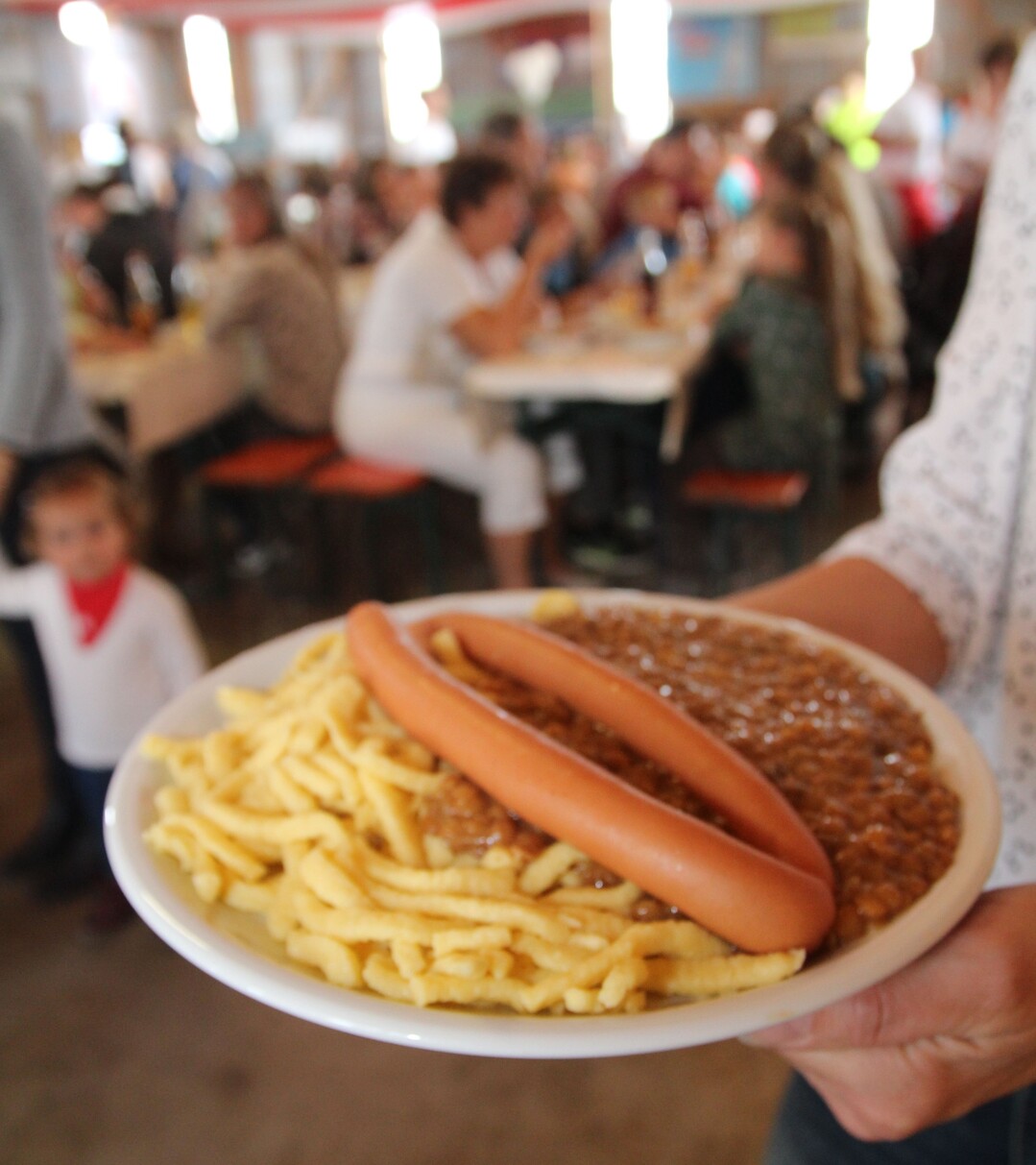 In den Bauernwirtschaften gibt es bodenstndige Kost wie hier Linsen, Saiten und Sptzle.