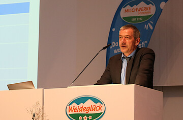 Die Entscheidung, nach dem Rekordjahr 2022 den Milchpreis zum Januar 2023 um 15 Cent zurckzunehmen, bezeichnete der Aufsichtsratsvorsitzende Paul-Martin Seiffert als "sportlich" und "mutig". Er verteidigte die Manahme trotz aller Diskussionen. Sie sei der Ertragslage angemessen gewesen und habe den Mut und die Weitsicht der Vorstandsschaft bewiesen. Whrend andere Milchwerke noch auf steigende Rohstoffmrkte spekulierten und ihren Milchpreis zu hoch ansetzten, konnten die Milchwerke Schwaben ein Abrutschen unter die 40-Cent-Marke verhindern. Aufgabe der Vorstandschaft wird es sein, schlechte und unsichere Verwertungen im Export in stabilen Marktsegmenten bestmglich unterzubringen, forderte Seiffert auf der Generalversammlung.