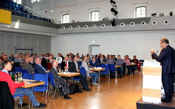 Eine offene Aussprache ber die immer weiter ansteigenden Anforderungen an die Milcherzeuger gab es auf der Generalversammlung in Mosbach. Hier am Rednerpult ist Berthold Hungenbach von FrieslandCampina Deutschland bei der Vorstellung neuer Tierwohl-Kriterien. Wir befinden uns in einem der intensivsten Verdrngungsmrkte berhaupt, meinte Hungenbach mit Blick auf die Marktmacht des Lebensmitteleinzelhandels in Deutschland. 