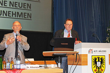 Generalversammlung in Mosbach: Jahresabschlsse und Bilanzen aus dem Jahr 2011 erluterten Alfred Sack, Vorstandsvorsitzender der MEG Nordbaden eG (r.) und Dr. Francesco Albanese, Geschftsfhrer der Milchzentrale Nordbaden GmbH vor rund 150 Milcherzeugern und Gsten. 