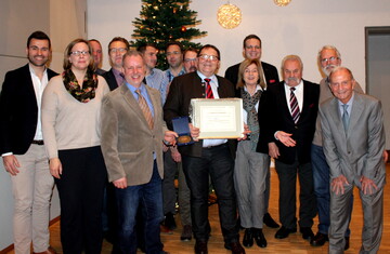 Abschiedsbild mit Alfred Sack (Mitte), dem langjhrigen MEG-Vorstandsvorstitzenden, zusammen mit Weggefhrten, Geschftspartnern und den Kollegen aus dem Vorstand und Aufsichtsrat. Rechts im Bild MZN-Geschftsfhrer Dr. Francesco Albanese. 