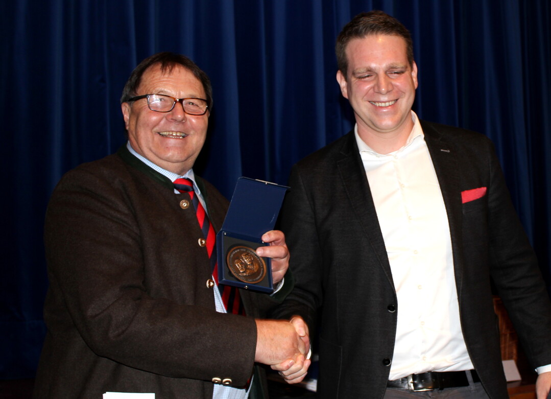 Alfred Sack (links) wird von Dr. Johannes Klaus mit der Raiffeisen-Schulze-Delitzsch-Medaille vom Baden-Wrttembergischen Genossenschaftsverband ausgezeichnet.