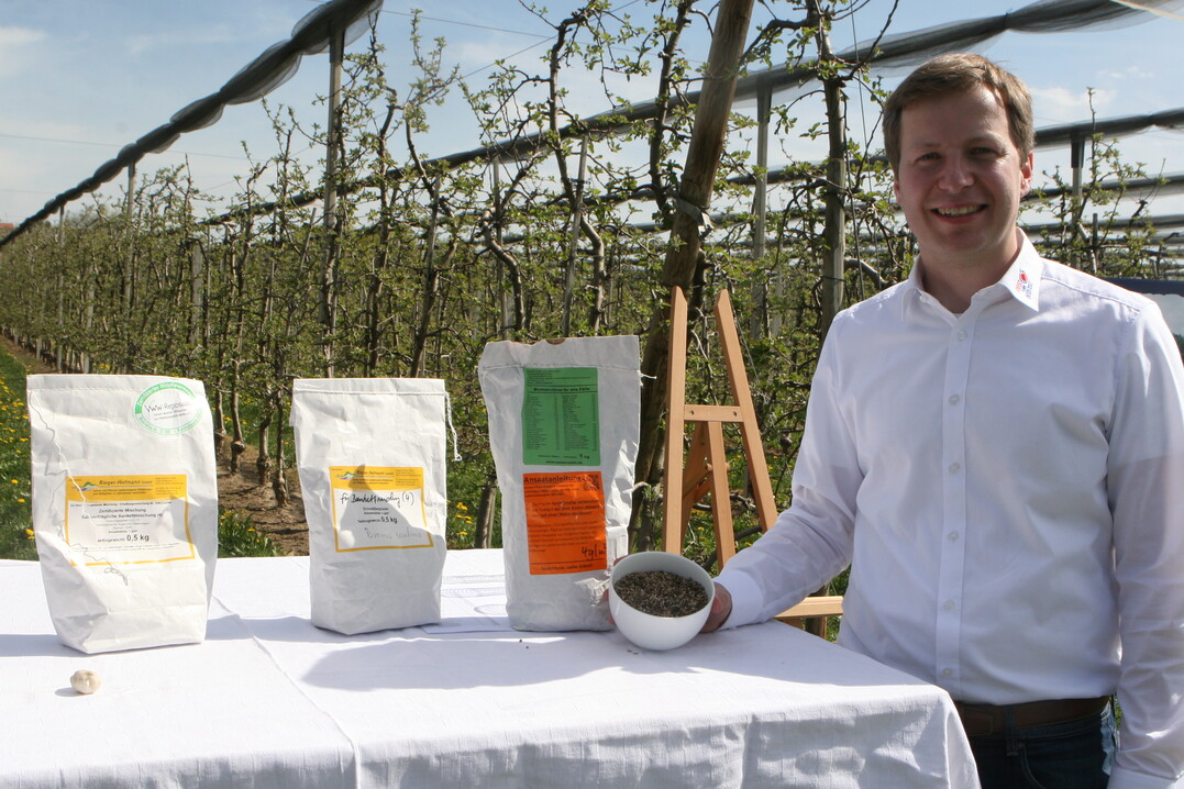 Um die Biodiversitt im Obstbau weiter zu frdern,
werden neue Saatmischungen fr Blhflchen getestet,
wie der Geschftsfhrer der Obstregion, Andreas
Ganal, erklrt.
