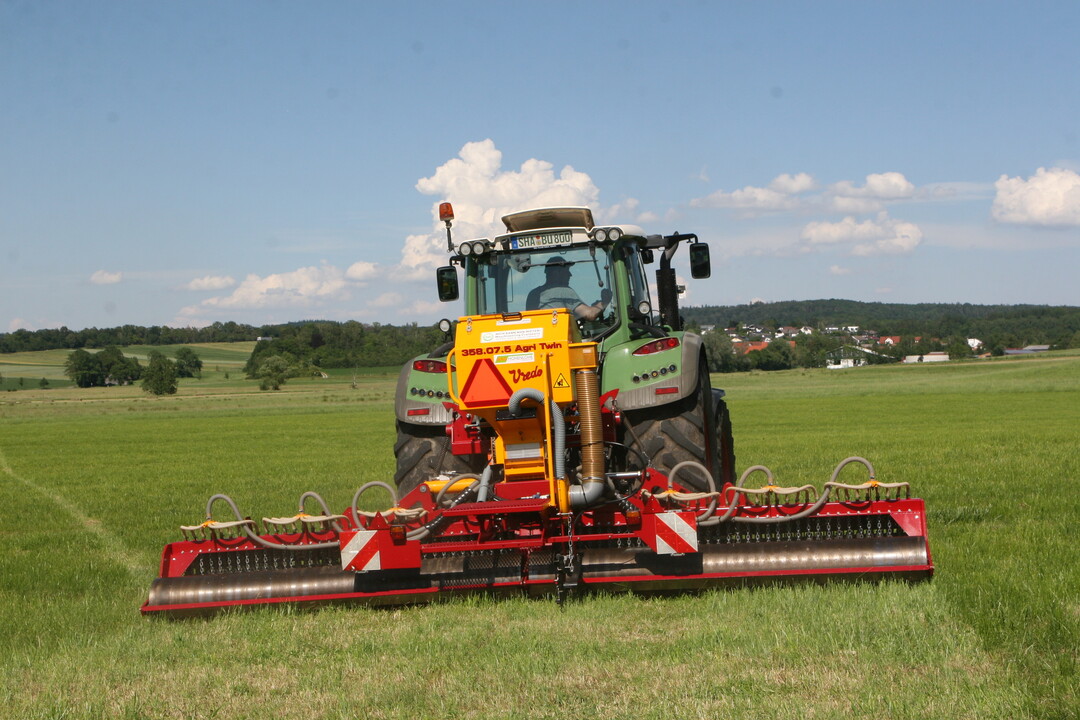 Im Sptsommer bietet sich eine gute Gelegenheit, durch Nachsaat fr dichte Grnlandnarben zu sorgen. 