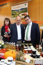 Interessierte Besucher: Landwirtschaftsminister Peter Hauk, Dr. Peter Schäfer vom Landratsamt Calw und Juliane Vees, Präsidentin des Landfrauenverbandes Württemberg Hohenzollern (von rechts).