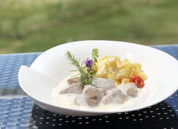 Hhhhmm, lecker: Eingemachtes Kalbfleisch mit breiten Nudeln, ein wohlschmeckender Klassiker aus der Schwarzwlder Kche.