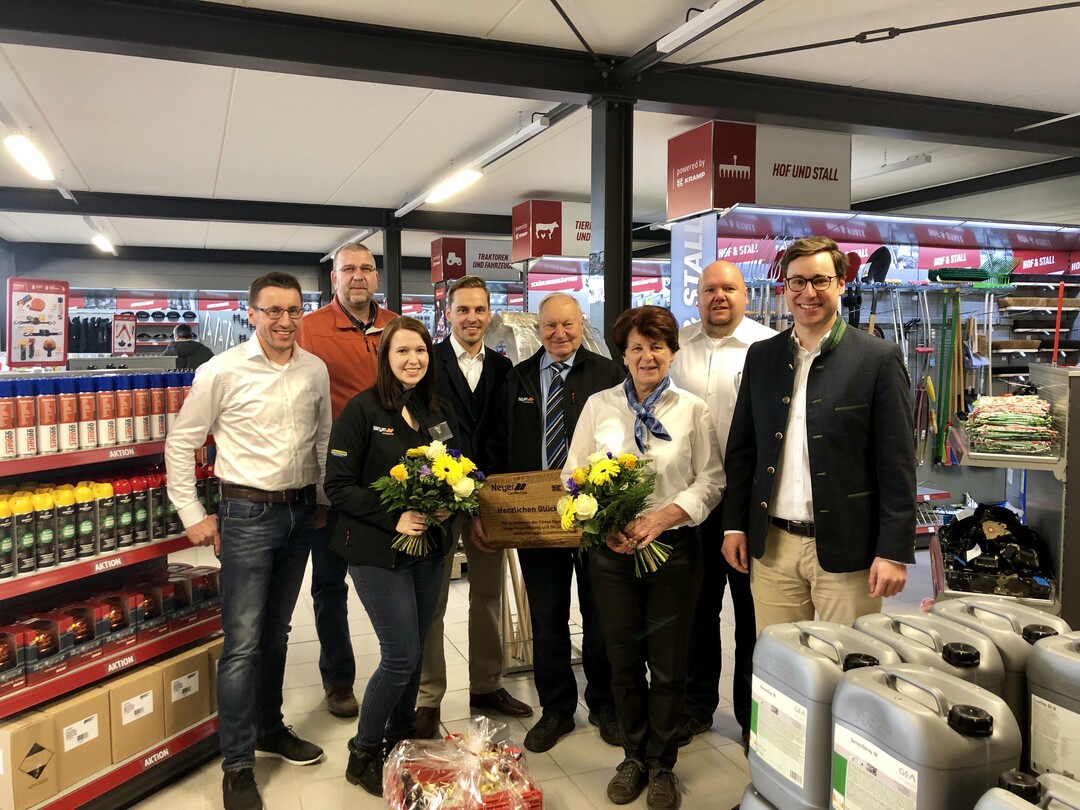 Neuerffnung des ersten Powered-by-Kramp Shops in der Region v.l.n.r. Stefan Braunmiller, Frank Schruff, Christina Assfalg, Xaver Dichtl, Wilhelm Neyer, Roswitha Neyer, Stefan Bhm, Geschftsfhrer Christoph Neyer