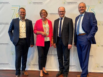 Der Prsident im Landesbauernverband, Joachim Rukwied (r.) und die Vizeprsidentin und Vizeprsidenten (v.l.) Joachim Maurer, Roswitha Geyer-Fssler und Hans-Benno Wichert.