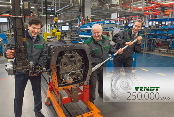 Zur Feier des 250.000 Variogetriebes legt die Fendt Geschftsfhrung selbst Hand an: (v. l.) Michael Gschwender, (Geschftsfhrer IT und Finanzen), Peter-Josef Paffen (Vorsitzender der Geschftsfhrung) und Ekkehart Glser (Geschftsfhrer Produktion).
