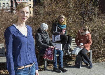 Die Rostocker Soziologin Stefanie Wenzel (l. im Foto) hat das Kaufverhalten der Teenies wissenschaftlich untersucht.