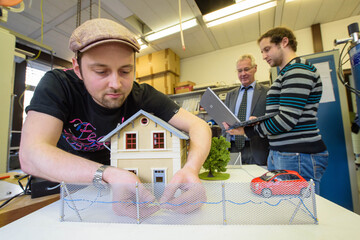 Die Studenten Thomas Karwoth (l.) und Alex Wiederhold (r.), Mitarbeiter von Uwe Hartmann (Mitte), bauen ein Modell, mit dem die Forscher ihr Verfahren demonstrieren.