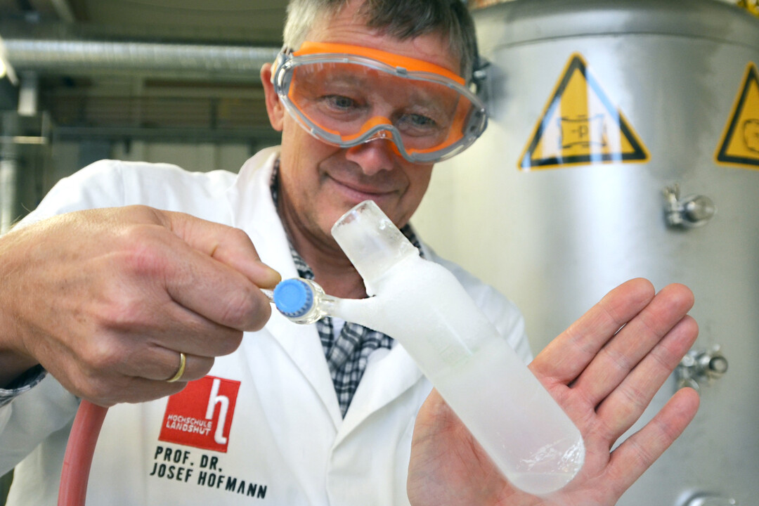 Flssiger Energiespeicher: Prof. Dr. Josef Hofmann zeigt, wie eiskaltes Biomethan gewonnen wird. Die Verbindung ist tausendmal energiereicher als Biogas.