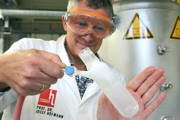 Flssiger Energiespeicher: Prof. Dr. Josef Hofmann zeigt, wie eiskaltes Biomethan gewonnen wird. Die Verbindung ist tausendmal energiereicher als Biogas.