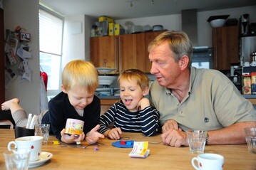  Groeltern verbringen oft viel Zeit mit ihren Enkelkindern. Zwischenergebnisse eines aktuellen Forschungsprojekts weisen nun empirisch die Effekte von Oma-/Opa-Betreuung nach.