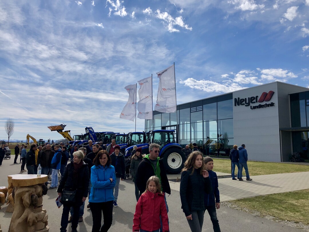 Viele Besucher lieen sich bei strahlendem Sonnenschein die technischen Neuheiten nicht entgehen. 