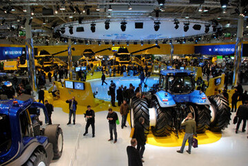 Die umweltfreundlichen Technikneuheiten ECOBlue standen auch auf der Agritechnica bei NewHolland im Mittelpunkt  symbolisiert durch die Plaza in der Mitte des um 1 Drittel greren Standes. Links und rechts auen die 60 Meter langen LED Wnde.