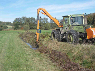 Dauernd wasserfhrende Grben knnen mit dem Bagger und Humuslffel gerumt werden.