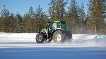 Nokian-Reifen fahren Weltrekord fr den schnellsten Traktor mit 130,165 km/h Geschwindigkeit.