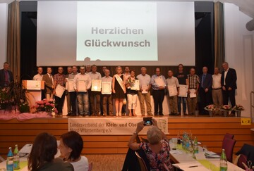 Alle Kategoriensieger mit den Ehrengästen auf der Bühne