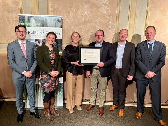 Der Nuffield Farming Scholarships Trust ist eine Wohlttigkeitsorganisation, deren Ziel es ist, durch die Entwicklung landwirtschaftlicher Fhrungskrfte positive Vernderungen in die Landwirtschaft zu bringen. Seit 2022 ist es nun auch deutschen Landwirten mglich sein, sich fr eines dieser umfassenden Stipendien zu bewerben. V.l.n.r.: Wolfgang Schleicher, Henriette Keuffel, Jodie Redcliffe, Meinke Ostermann, Stefan Teepker, Roland van Asten
