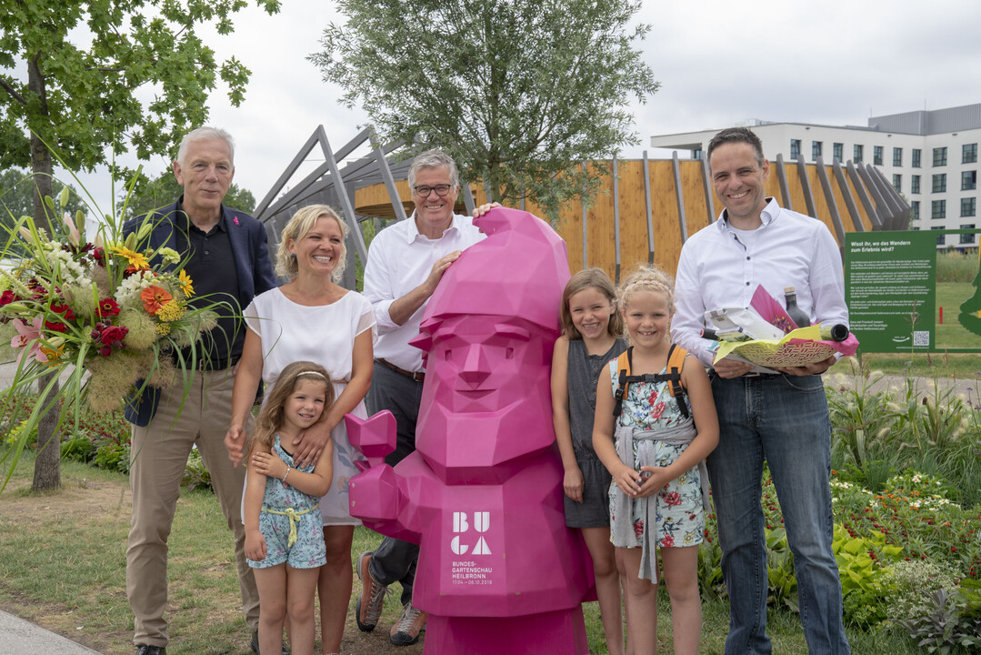 Oberbürgermeister Mergel und BUGA-Geschäftsführer Faas gratulieren Familie Vettermann