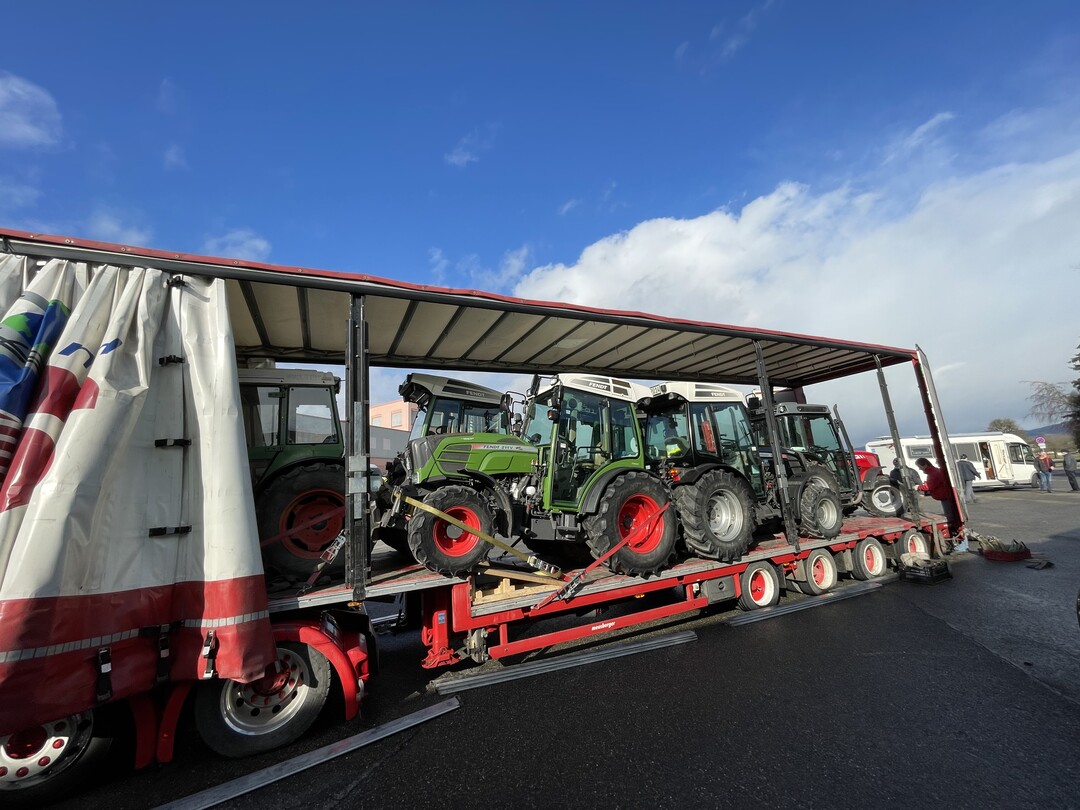 Per LKW wurden Obstbau-Schlepper nach Berlin transportiert, um dort mit Berufskollegen gegen das Insektenschutzpaket zu demonstrieren. 