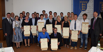 Gruppenfoto mit den neugekrten Obstbaumeistern, Dr. Kurt Mezger (RP Stuttgart) (l.), LVEO-Prsident Franz Josef Mller, Bodensee-Apfelprinzessin Michaela Herz und Dr. Konrad Rhl (MLR) (r.)