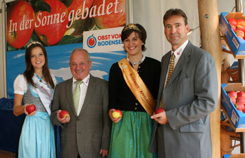Saisonerffnung fr den Bodenseeapfel an der Obst-Versuchsstation in Schlachters mit (v. l.) Apfelprinzessin Karolina Maier, Obstregionsvorsitzender Helmut Jger, Apfelknigin Dorothee Stotz und MaBo-Geschftsfhrer Dr. Egon Treyer. 