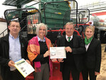 Übergabe der KWF-Zertifikate am Rande der Rande der Agritechnica (v. l.): Ekkehard Debnar, Prüfingenieur im Fachressort "Forstmaschinen und -zubehör" des KWF, Prof. Dr. Ute Seeling, Geschäftsführende Direktorin KWF sowie Manfred Oehler, Geschäftsführer Oehler Maschinen Fahrzeugbau GmbH und Yvonne Oehler, Leitung Marketing/Export Oehler Maschinen Fahrzeugbau GmbH.