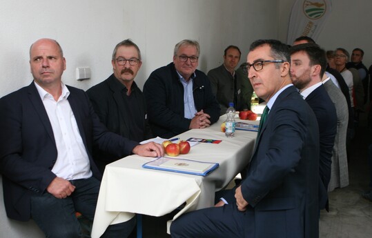 Die von der EU-Kommission vorgeschlagenen Reduktionsziele beim Pflanzenschutz alarmieren die Obstbauern. Ihre ngste und Sorgen trugen sie dem Bundeslandwirtschaftsminister bei seinem Besuch am Bodensee vor.