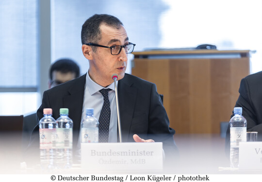 Cem zdemir bezeichnete die Forderungen nach einem langfristigen Finanzierungskonzept fr den Umbau der Tierhaltung als Rckenwind fr die Verhandlungen in Berlin.