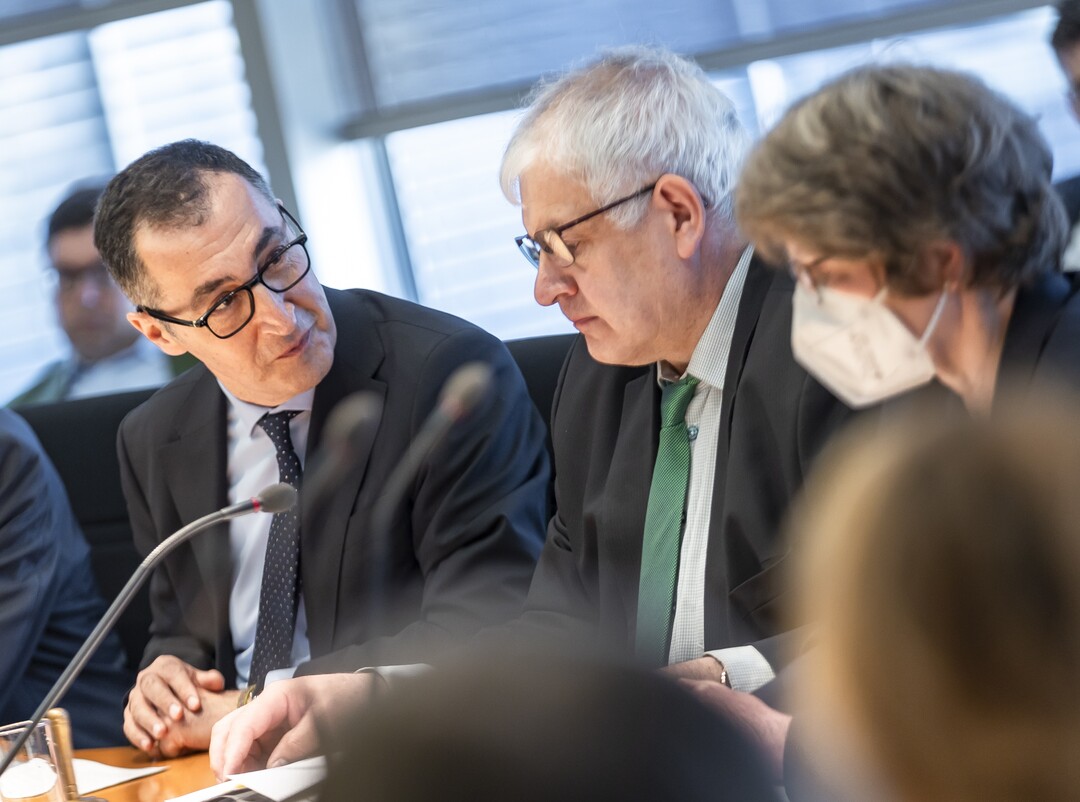Besuch des Bundesministers für Ernährung und Landwirtschaft Cem Özdemir (l), Bündnis 90/Die Grünen, MdB, im Ausschuss für Ernährung und Landwirtschaft unter Leitung des Vorsitzenden Hermann Färber (m), CDU/CSU, MdB.