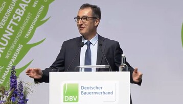 Bundeslandwirtschaftsminister Cem zdemir auf dem Deutschen Bauerntag in Lbeck.