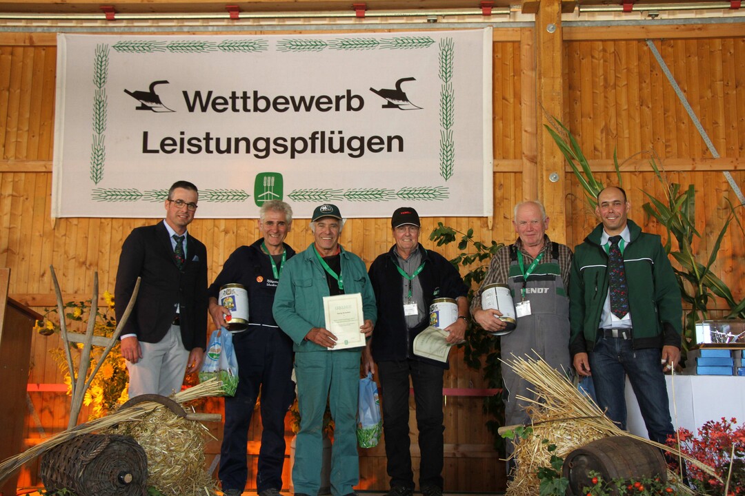 Die Oldtimerpfl�ger bei der Siegerehrung.