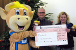 Scheckübergabe: Das Bild zeigt (von links) Axel, das Omira-Maskottchen, Geschäftsführer Ralph Wonnemann und Radio 7 Redakteurin Karin Rothaupt.