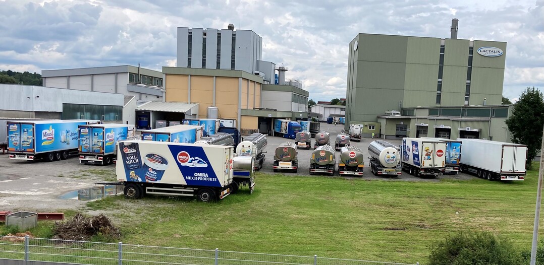   Blick auf das Ravensburger Werk von Lactalis von hinten: Im Einzugsgebiet Ravensburg sitzen laut Geschftsbericht der Omira Oberland-Milchverwertung GmbH 1077 Lieferanten, im Gebiet Neuburg sind es 385 Betriebe. Insgesamt wurden 2020 rund 570 Mio. kg Milch erzeugt. 