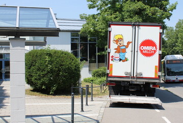 Die Omira Gesellschafterversammlung im Kultur- und Kongresszentrum in Weingarten fand unter Ausschluss der ffentlichkeit statt. Im Bild ein Omira-Khlfahrzeug. Fr den neuen Eigentmer Lactalis ist Omira der erste produzie-rende Betrieb in Deutschland. Die Marke Omira mit Minus L sowie die regional Marke wird es weiterhin geben.
