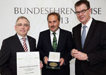 Top-Qualität: Der DLG-Vize-Präsident Achim Stiebing (l.) überreicht mit dem Parlamentarischen Staatssekretär Gerd Müller (r.) Urkunde und Medaille an Alois Keller, Omira-Werksleiter in Ravensburg und Rottweil.