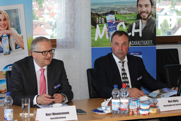 Omira-Geschftsfhrer Ralph Wonnemann (l.) und Erich Hrle, der Omira-Aufsichtsratsvorsitzende, erluterten der Presse, wie die Omira insgesamt erfolgreich durch das schwierige Milchjahr 2015 kam. National betrachtet, so Wonnemann, war 2015 das zweit-schlechteste Milchjahr seit der Deregulierung im Jahr 2007.