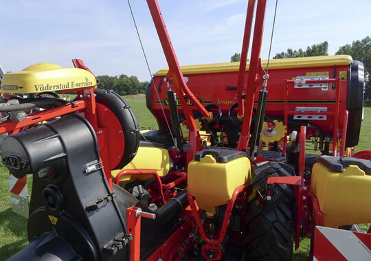 Die E-Service-Einheit auf der Einzelkornsmaschine Tempo beinhaltet unter anderem einen WLAN-Sender, mit dem die Maschine mit dem iPad auf dem Traktor kommuniziert.