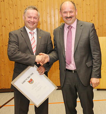 Der neue Vorsitzende Reinhard Friedrich (r.) gratuliert seinem Vorgnger Alois Fahrmeier zur Ehrenvorsitz und zur Auszeichnung mit der Goldenen hre des Kreisbauernverbandes.