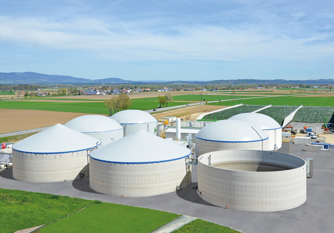 Das Wolf System Behlterbauprogramm reicht vom Spnesilo bis zum Groraumbehlter fr die Industrie, vom Glle- oder Wasserspeicher ber Biogasanlagen bis zur Groklranlage. Behlterdurchmesser bis 50 m und Hhen bis 50 m werden durch die Wolf System Spezial-Metallschalung ermglicht. 