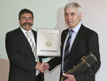 Landesvorsitzender Rolf Zobel (links) ehrt den vor kurzem aus dem Amt geschiedenen Geschftsfhrer des frheren MR Pfullendorf-Mekirch, Johann Herrmann, mit der Silbernen Ehrennadel.